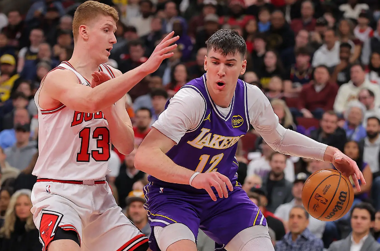 乐鱼体育登录入口-攻防两端都已经尽力了，但湖人对锋线新星的要求也是略高了一些？