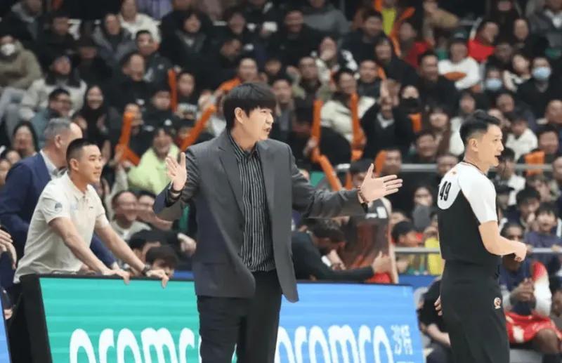 乐鱼体育APP-淘汰浙江邱彪场边采访！强调国内球员敢于承担，赞陈林坚地位提升